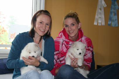 Laura and Alina meeting the puppies